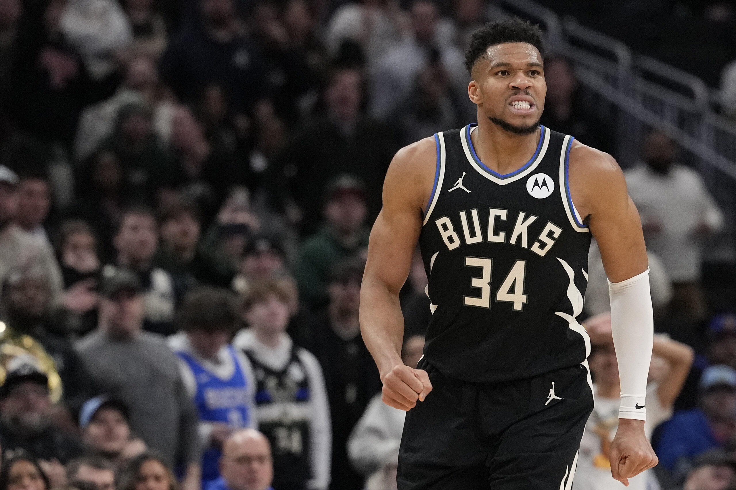 Giannis Antetokounmpo Injury May Force Milwaukee Bucks' Hand